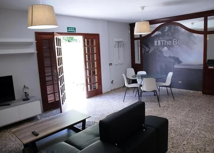 Amplia Casa 5 Habitaciones En Santa Cruz Con Zona Para Trabajar
