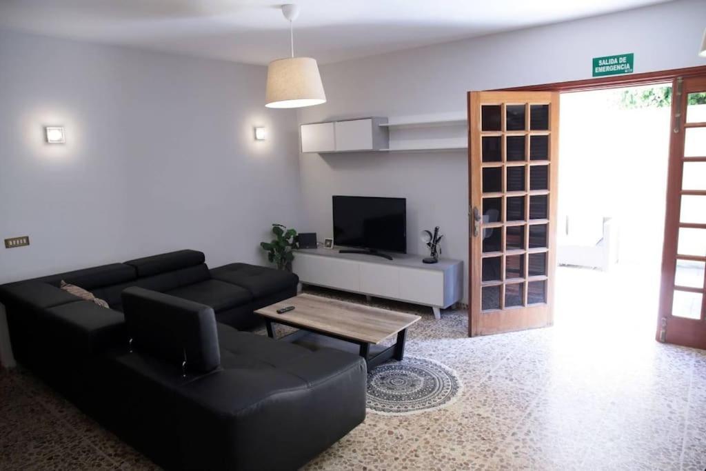 Amplia Casa 5 En Cruz Con Zona Trabajar Casa de vacances